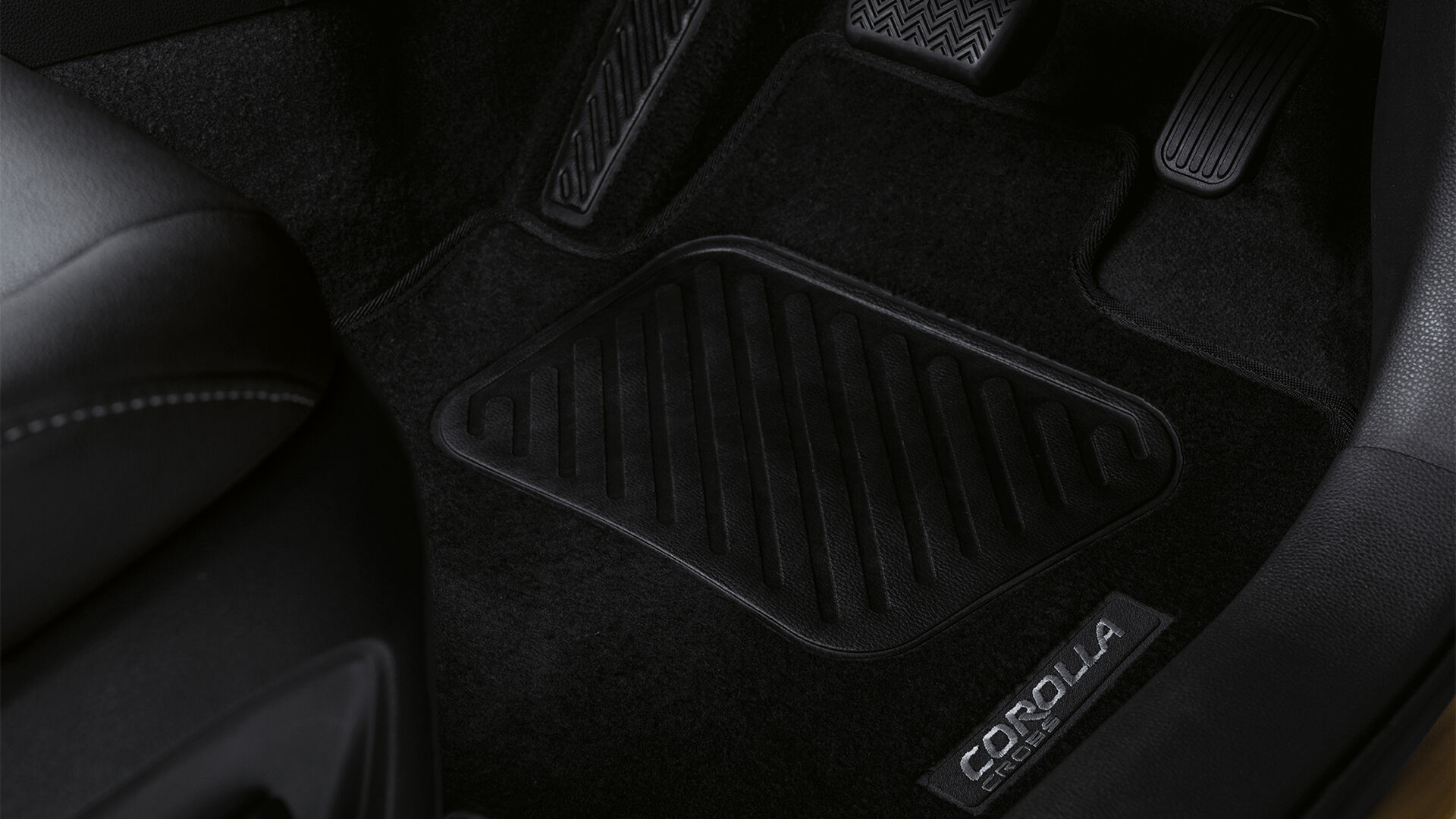 cm5ntagt8qaapacakpkjl9r4l-corolla-cross-footwell-ret-blk-l-res.desktop