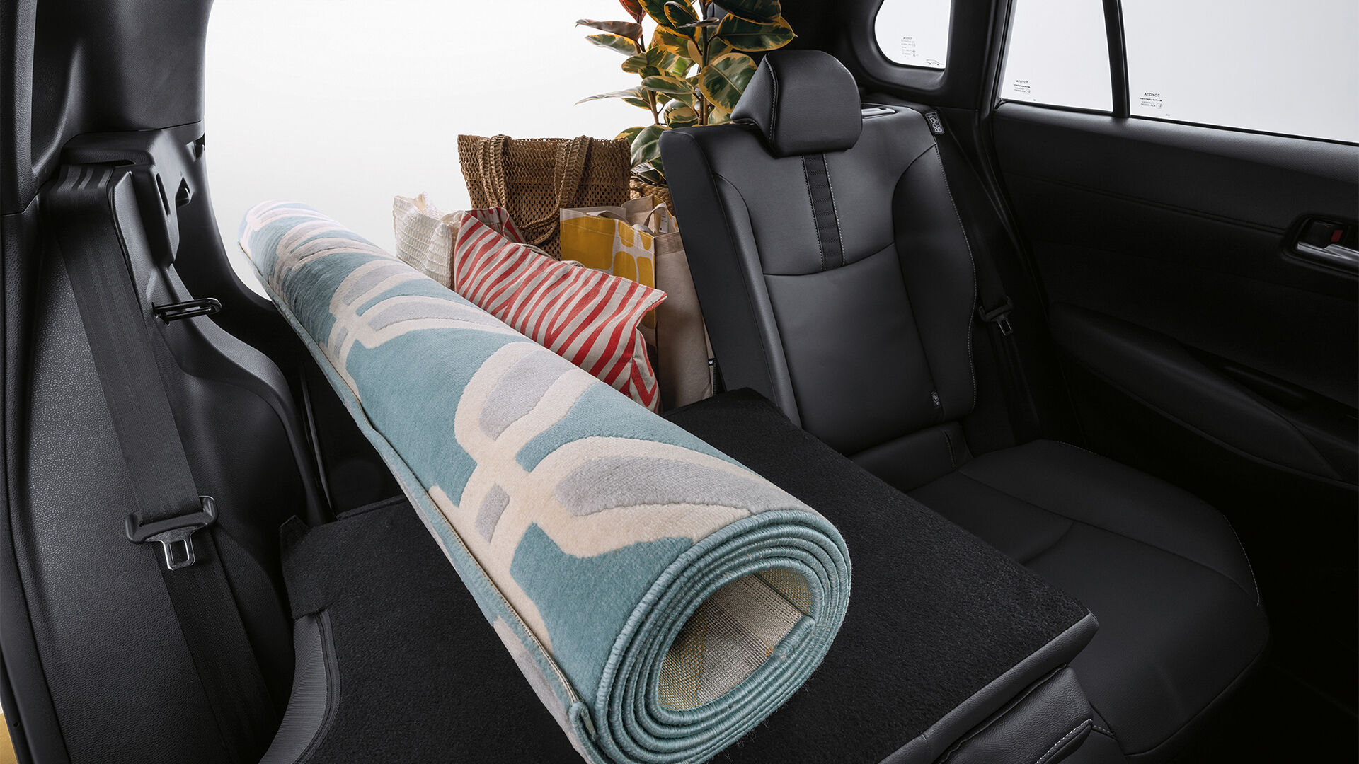 cm5nteyejqaq0acakefe3q1jw-corolla-cross-interior-boot-ret-blk-l-res.desktop